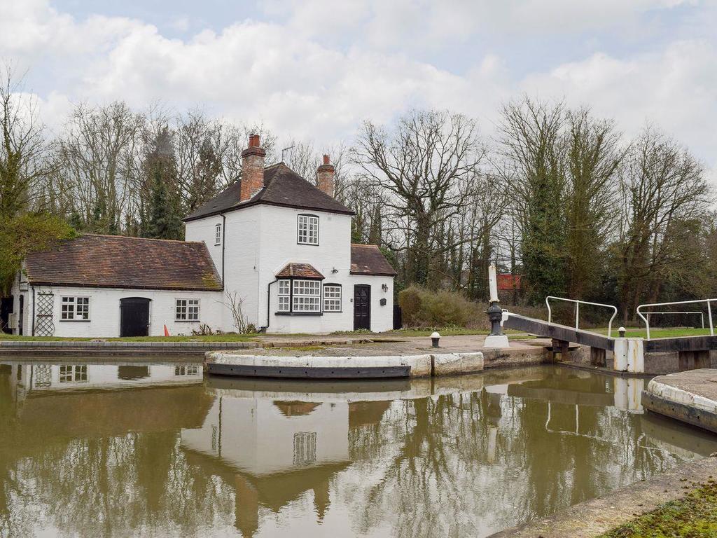 2 bed Cottage for rent in Hampton Magna. From R A Bennett & Partners - Leamington Spa 2 bed Cottage for rent in Hampton Magna. From R A Bennett & Partners - Leamington Spa
