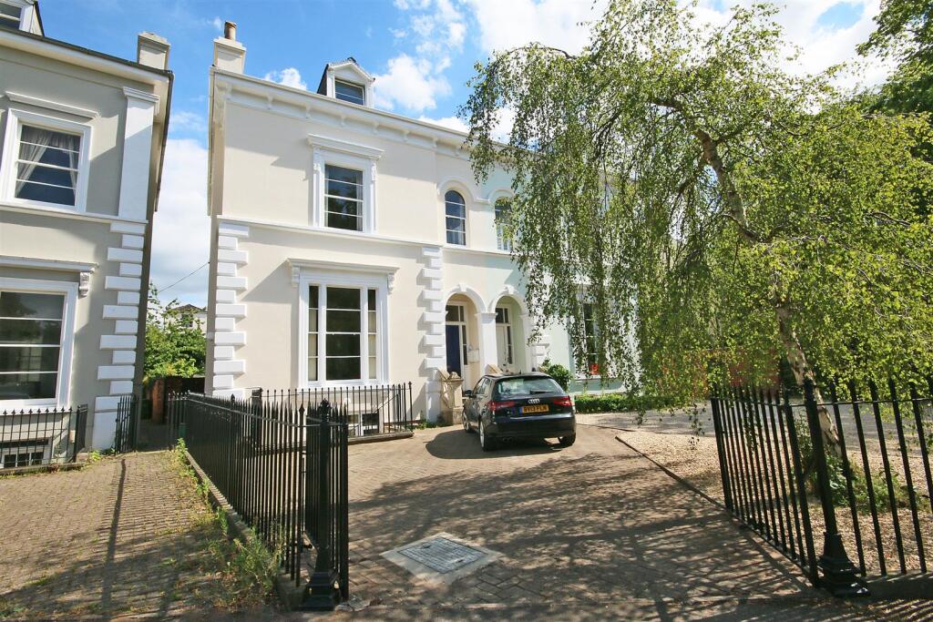 2 bed 1st Floor Flat for rent in Prestbury. From Read Maurice - Cheltenham