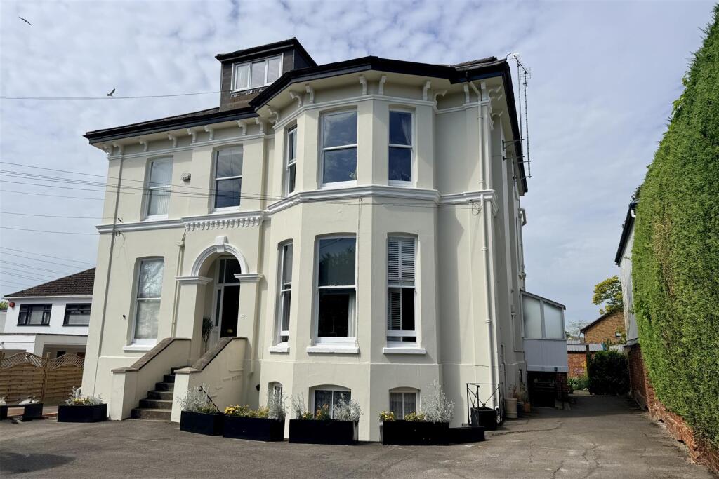 1 bed 1st Floor Flat for rent in Shurdington. From Read Maurice - Cheltenham