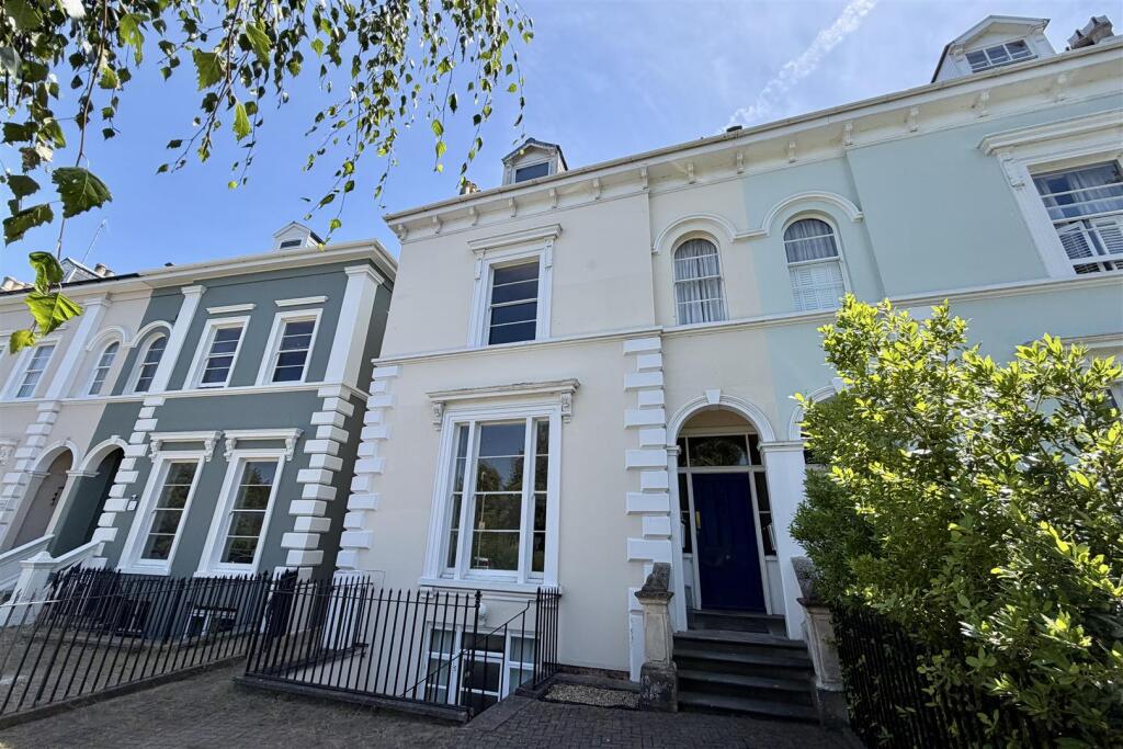 2 bed 1st Floor Flat for rent in Prestbury. From Read Maurice - Cheltenham 2 bed 1st Floor Flat for rent in Prestbury. From Read Maurice - Cheltenham