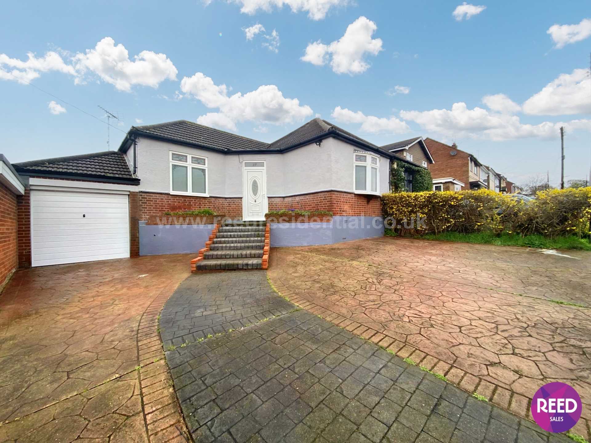 2 bed Semi-detached bungalow for rent in Leigh On Sea. From Reed Residential - Westcliff on Sea