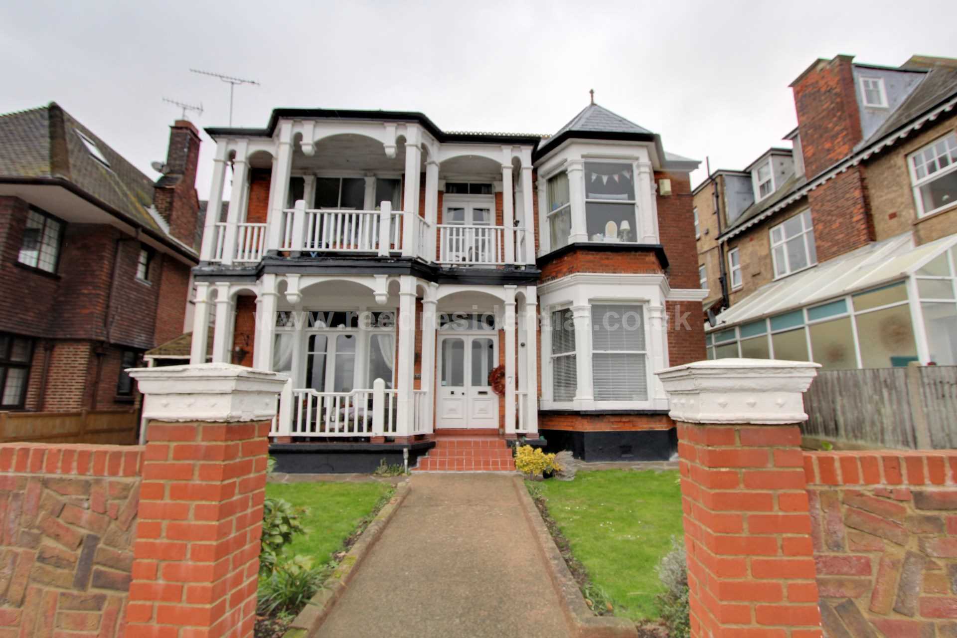 3 bed Apartment for rent in Westcliff On Sea. From Reed Residential - Westcliff on Sea
