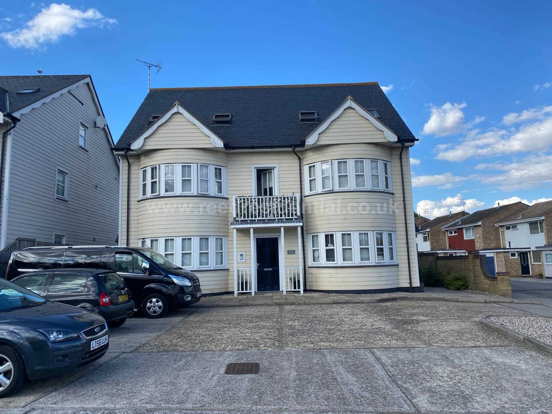 2 bed Penthouse for rent in Daws Heath. From Reed Residential - Westcliff on Sea