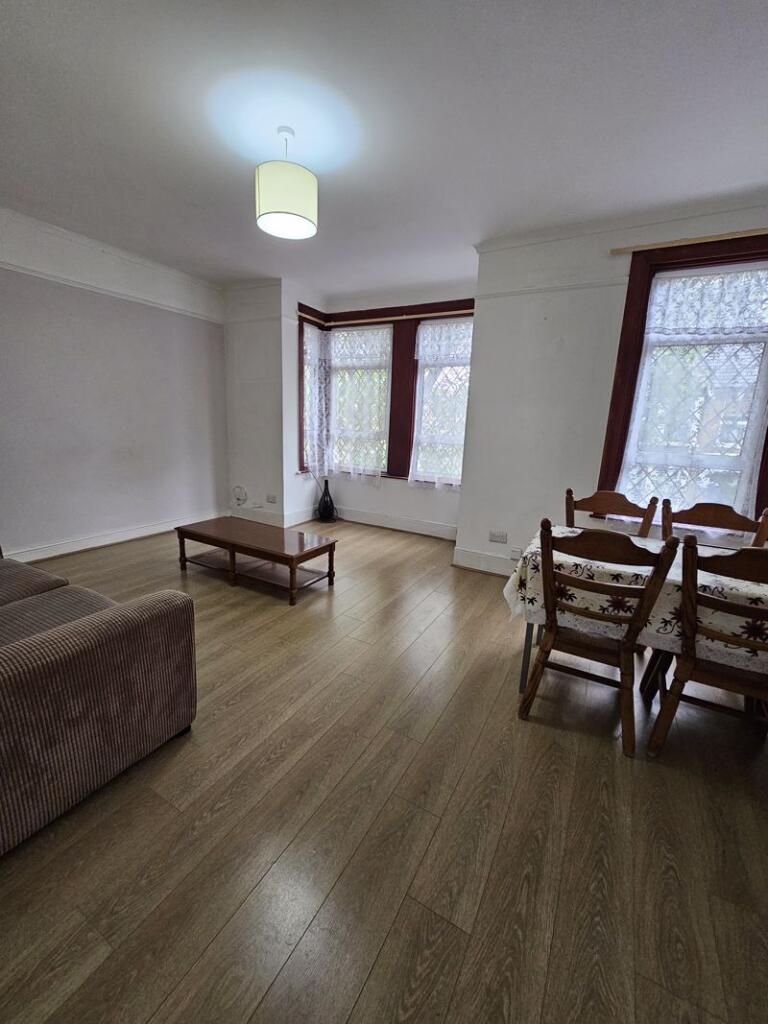 2 bed 1st Floor Flat for rent in Wanstead. From Relocators