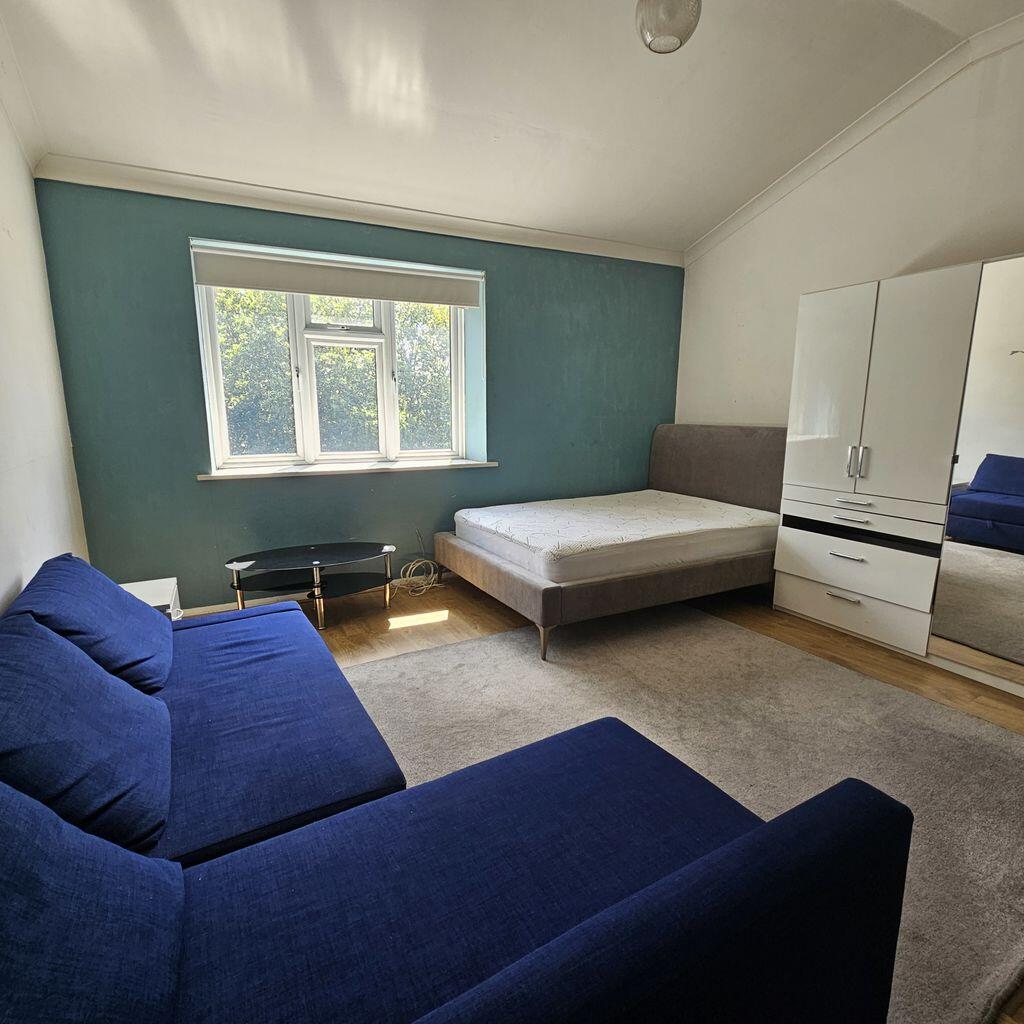 1 bed 1st Floor Flat for rent in Stepney. From Relocators