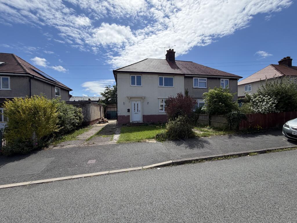3 bed Semi Detached for rent in Maes-Glas. From Reid & Roberts Lettings Agents - Flint