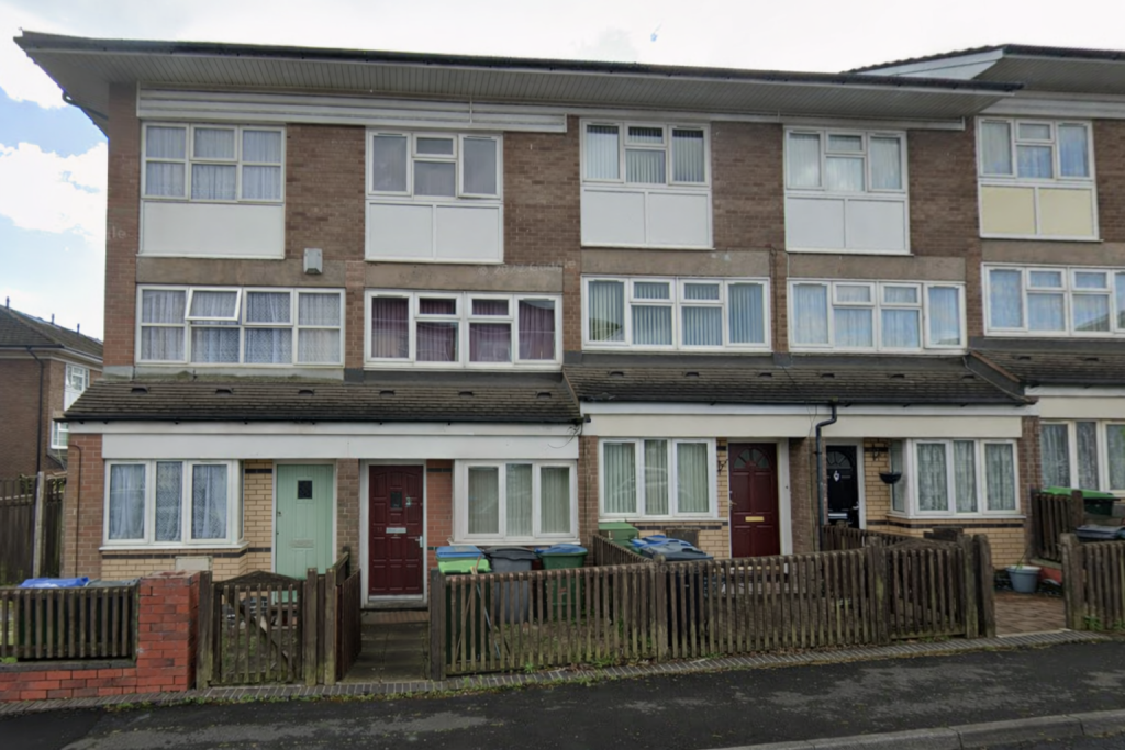 4 bed Mid Terraced House for rent in Smethwick. From Royal Estates - Birmingham
