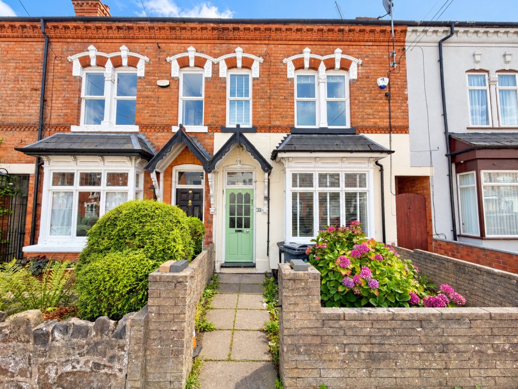 3 bed Mid Terraced House for rent in Smethwick. From Royal Estates - Birmingham