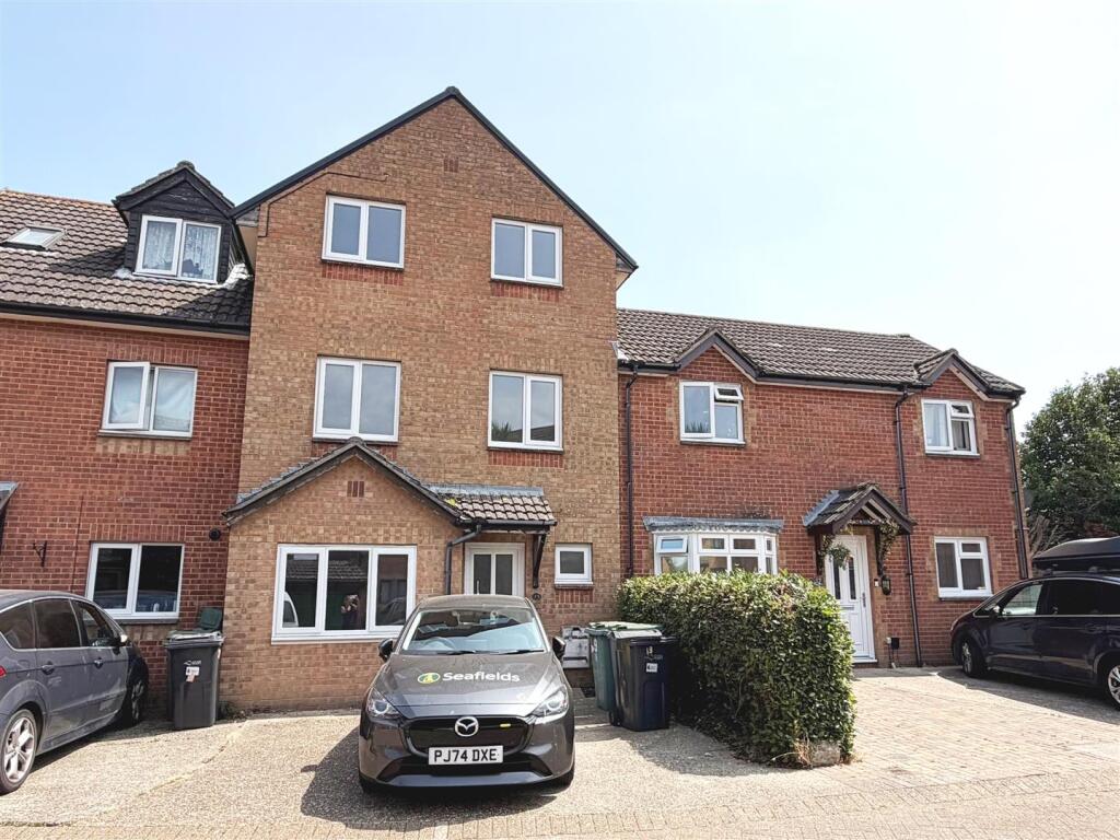 4 bed Mid Terraced House for rent in Sandown. From Seafields Estates - Ryde
