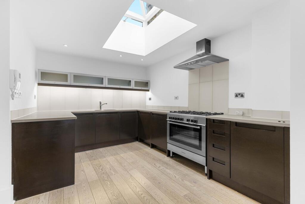 3 bed Detached for rent in London. From Sandersons - Holland Park & Notting Hill