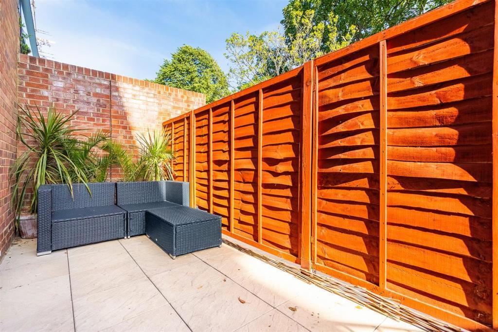 2 bed 1st Floor Flat for rent in Kensington. From Sandersons - Holland Park & Notting Hill