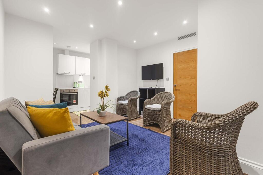 1 bed 1st Floor Flat for rent in London. From Sandersons - Holland Park & Notting Hill