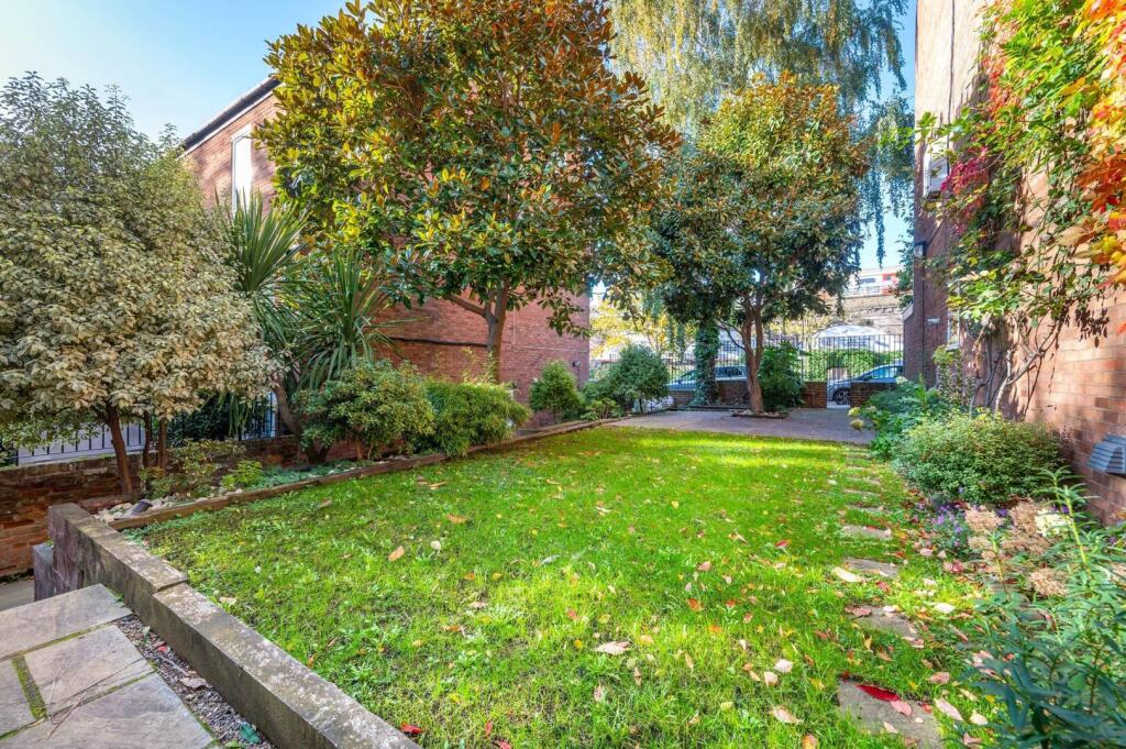 3 bed Detached for rent in London. From Sandersons - Holland Park & Notting Hill