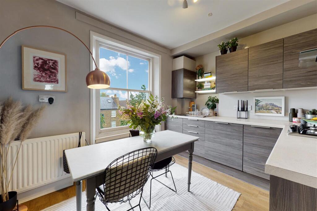 1 bed 1st Floor Flat for rent in Kensington. From Sandersons - Holland Park & Notting Hill