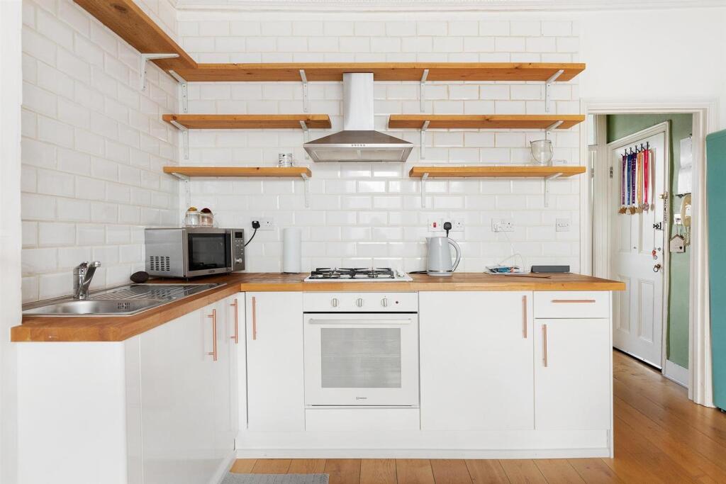 1 bed 1st Floor Flat for rent in Willesden. From Sandersons - Holland Park & Notting Hill