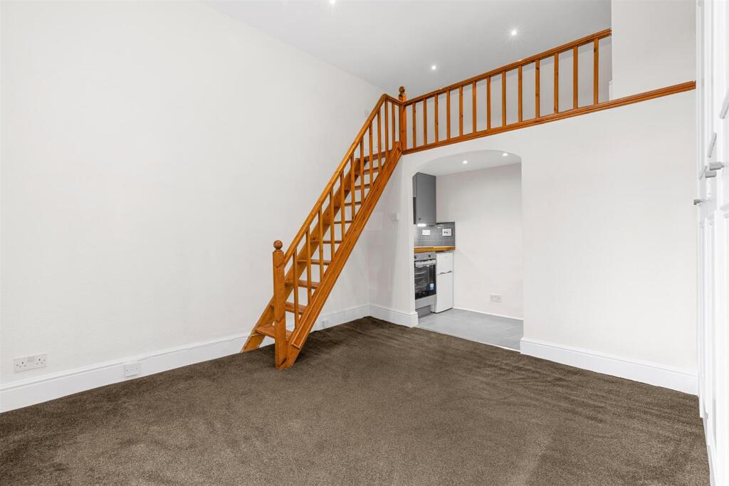 1 bed 1st Floor Flat for rent in Kensington. From Sandersons - Holland Park & Notting Hill