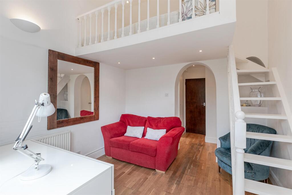 2 bed 1st Floor Flat for rent in Kensington. From Sandersons - Holland Park & Notting Hill 2 bed 1st Floor Flat for rent in Kensington. From Sandersons - Holland Park & Notting Hill
