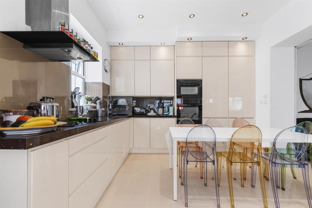 4 bed Mews for rent in Paddington. From Sandersons - Holland Park & Notting Hill