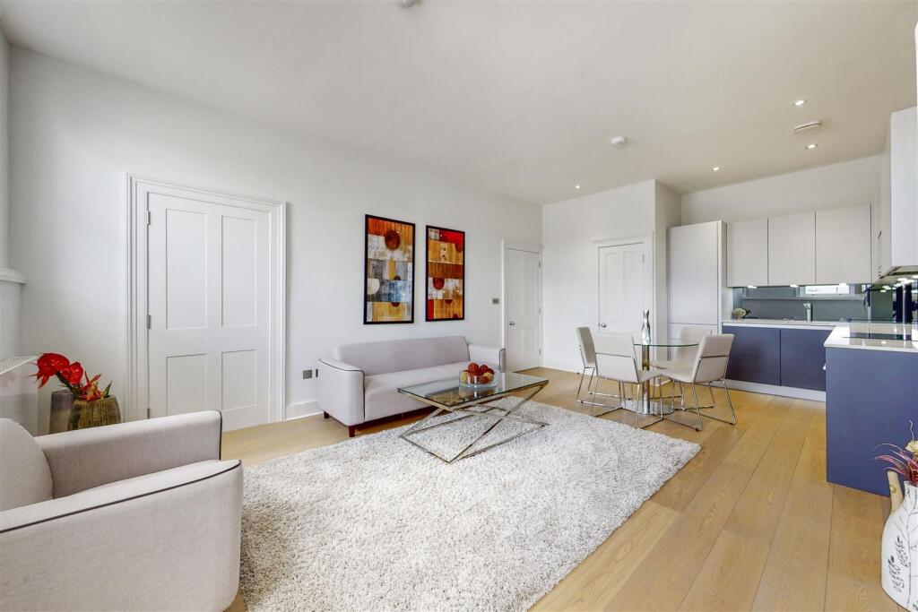 3 bed Apartment for rent in Kensington. From Sandersons - Holland Park & Notting Hill