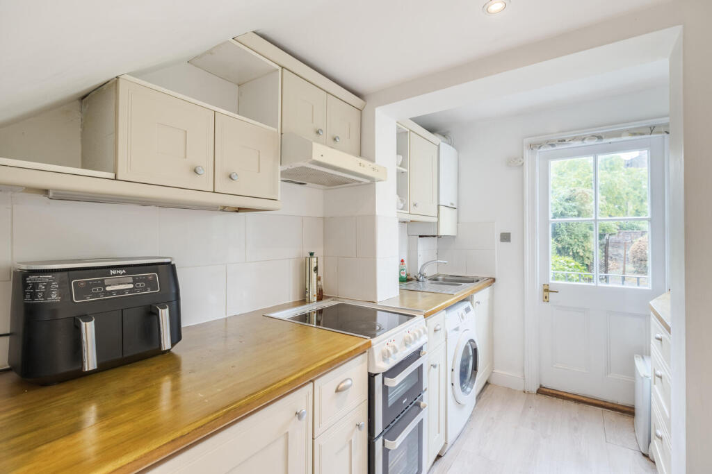 1 bed 1st Floor Flat for rent in Kensington. From Sandersons - Holland Park & Notting Hill 1 bed 1st Floor Flat for rent in Kensington. From Sandersons - Holland Park & Notting Hill
