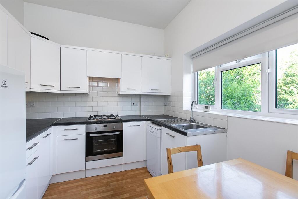 2 bed 1st Floor Flat for rent in Acton. From Sandersons - Holland Park & Notting Hill