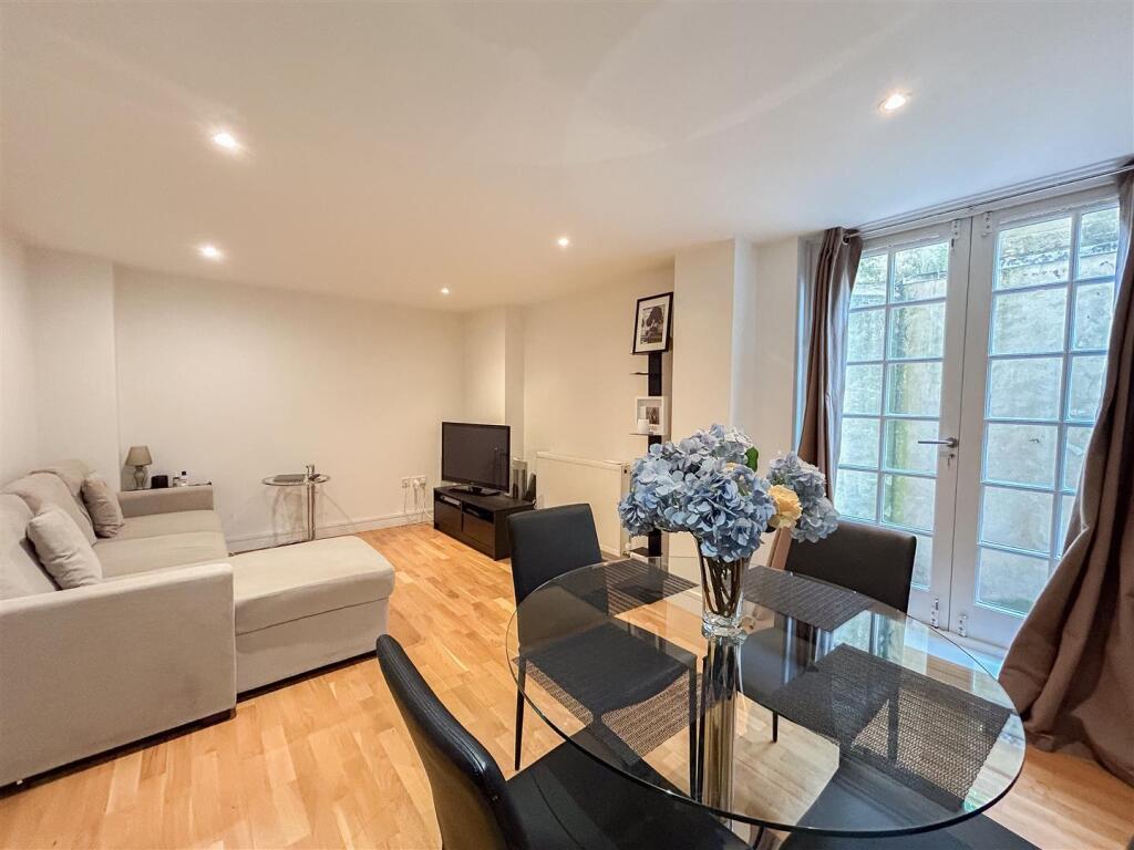 1 bed 1st Floor Flat for rent in Kensington. From Sandersons - Holland Park & Notting Hill