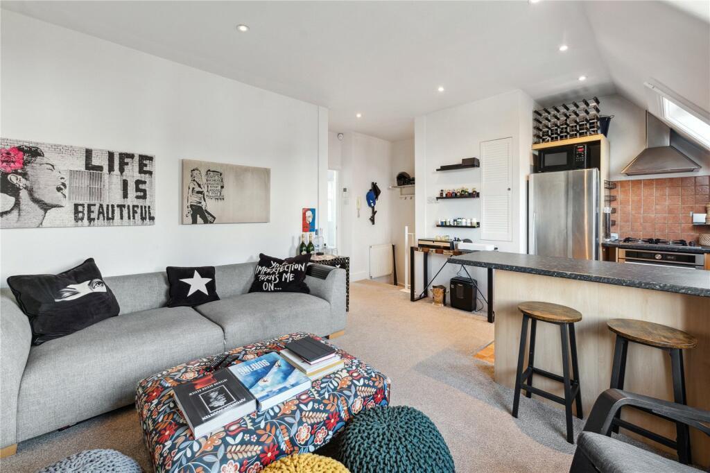 1 bed 1st Floor Flat for rent in Kensington. From Sandersons - Holland Park & Notting Hill
