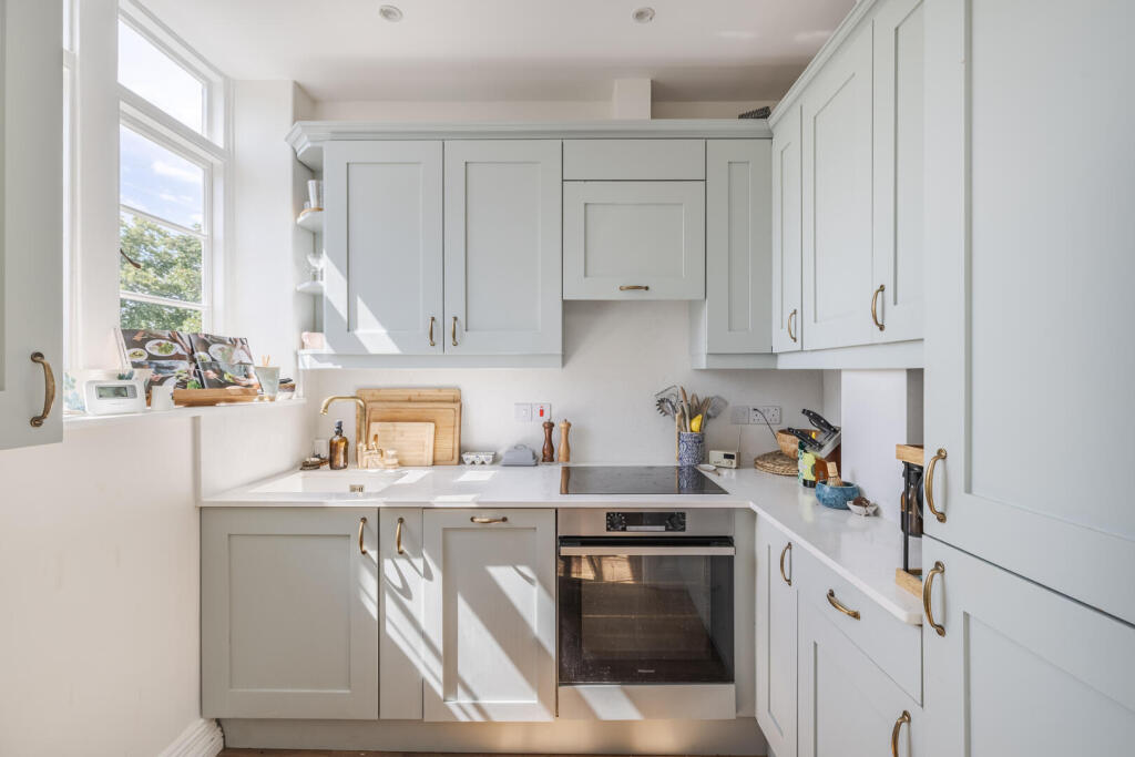 2 bed 1st Floor Flat for rent in Kensington. From Sandersons - Holland Park & Notting Hill 2 bed 1st Floor Flat for rent in Kensington. From Sandersons - Holland Park & Notting Hill