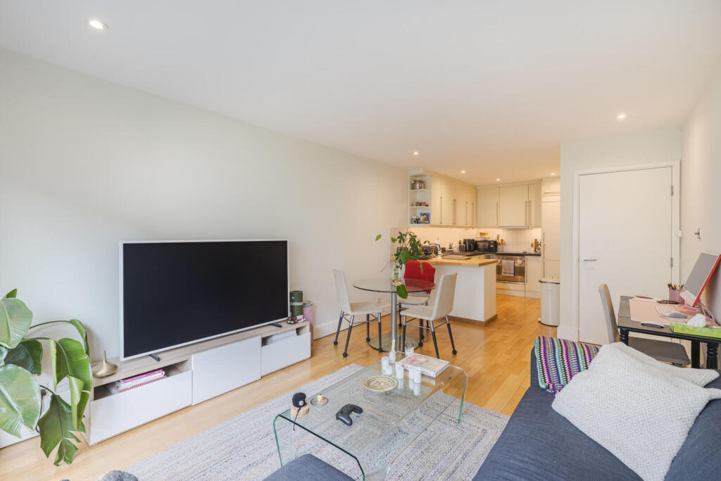 1 bed 1st Floor Flat for rent in London. From Sandersons - Holland Park & Notting Hill