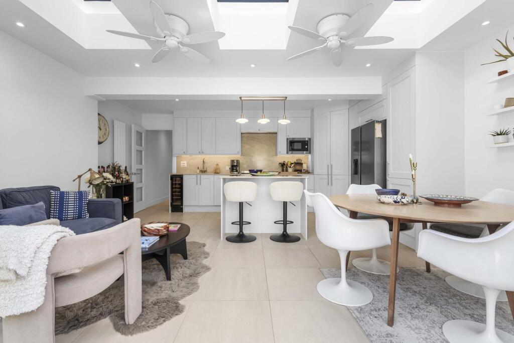 3 bed 1st Floor Flat for rent in Willesden. From Sandersons - Holland Park & Notting Hill 3 bed 1st Floor Flat for rent in Willesden. From Sandersons - Holland Park & Notting Hill