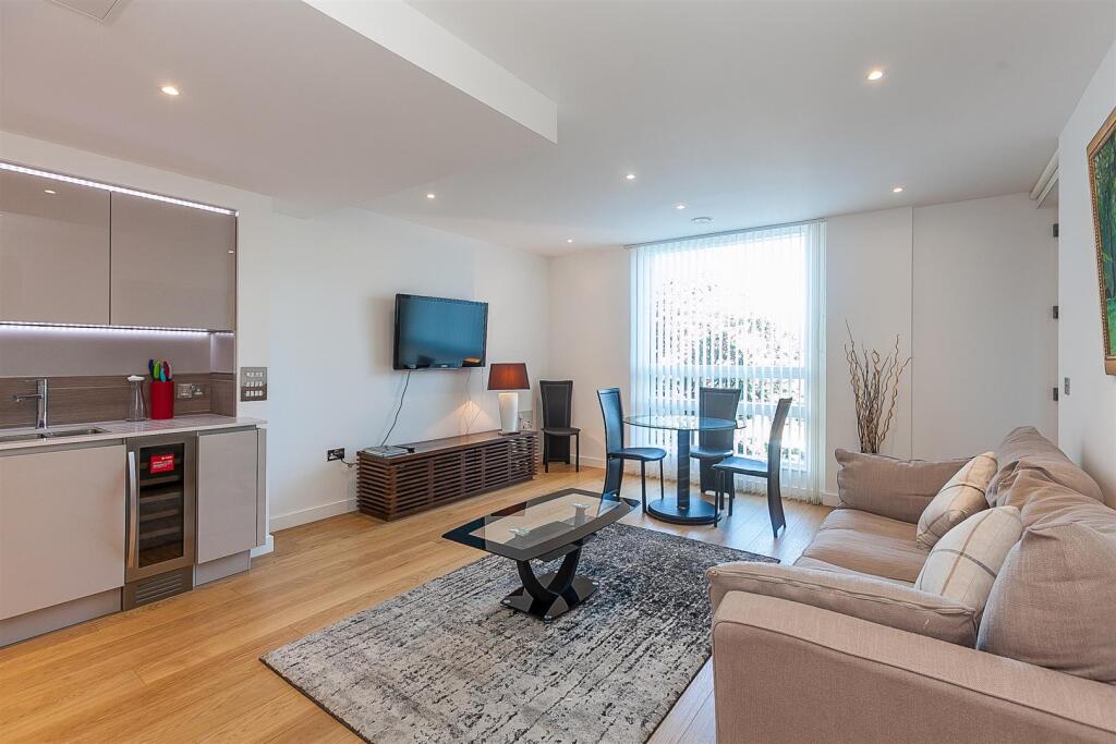 1 bed 1st Floor Flat for rent in Kensington. From Sandersons - Holland Park & Notting Hill
