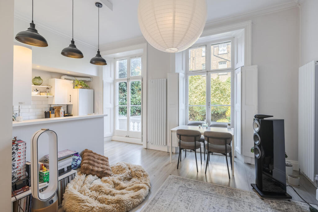 1 bed 1st Floor Flat for rent in Kensington. From Sandersons - Holland Park & Notting Hill 1 bed 1st Floor Flat for rent in Kensington. From Sandersons - Holland Park & Notting Hill