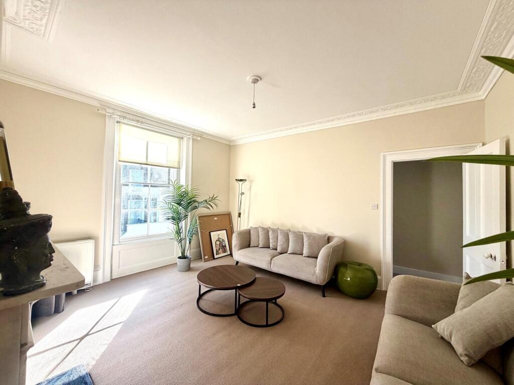 1 bed 1st Floor Flat for rent in London. From Sandersons - Holland Park & Notting Hill