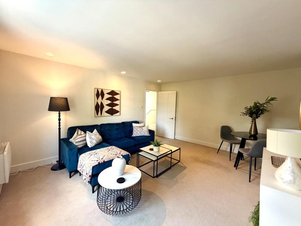 2 bed 1st Floor Flat for rent in London. From Sandersons - Holland Park & Notting Hill
