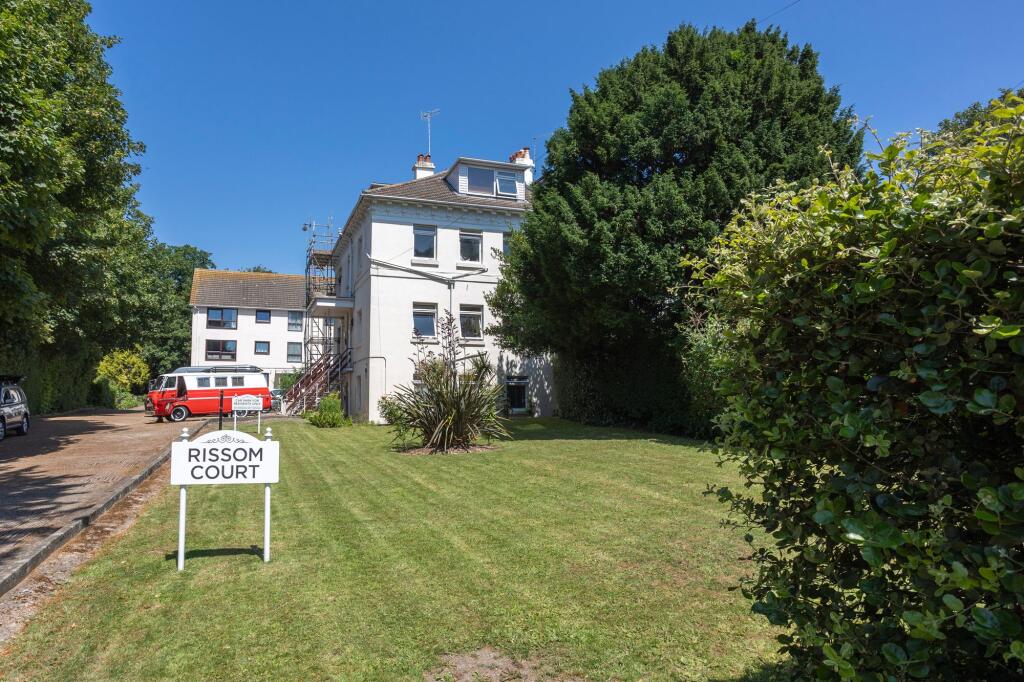 3 bed 1st Floor Flat for rent in Brighton and Hove. From Sawyer & Co - Hove 3 bed 1st Floor Flat for rent in Brighton and Hove. From Sawyer & Co - Hove