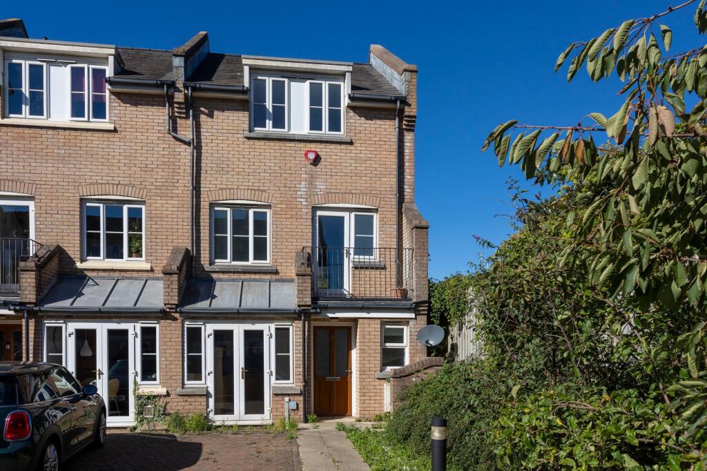 4 bed End of Terrace for rent in Brighton and Hove. From Sawyer & Co - Hove