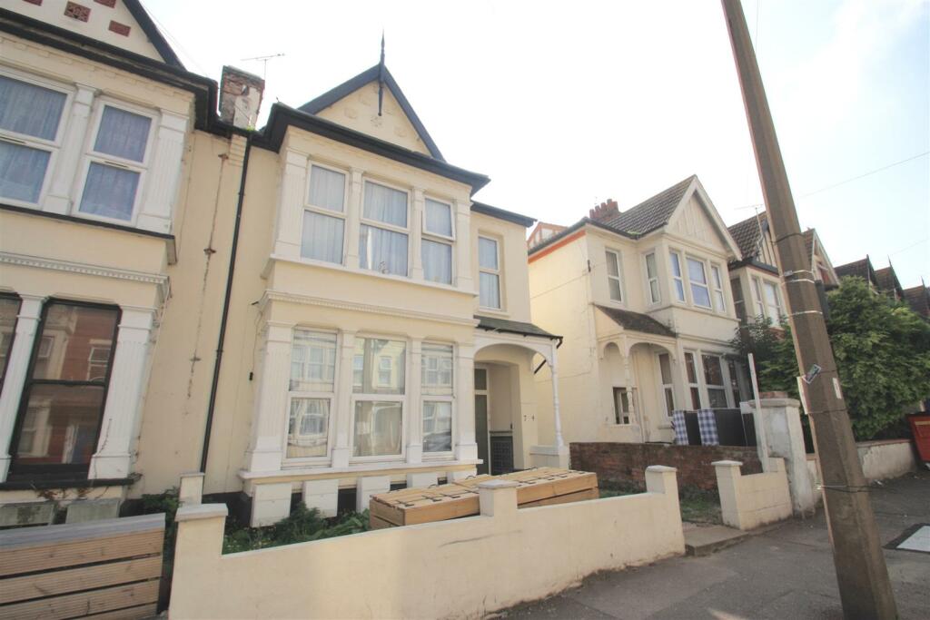 1 bed Flat for rent in Southend-on-Sea. From Scott and Stapleton - Leigh On Sea