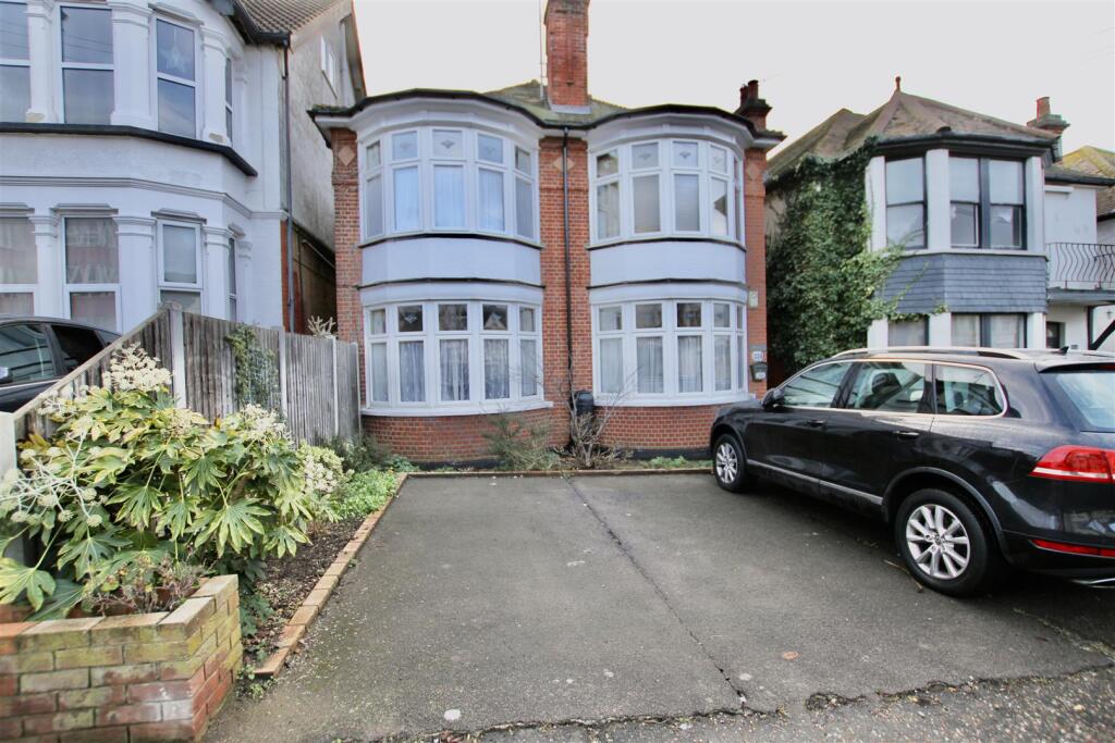 4 bed 1st Floor Flat for rent in Southend-on-Sea. From Scott & Stapleton - Leigh-on-Sea