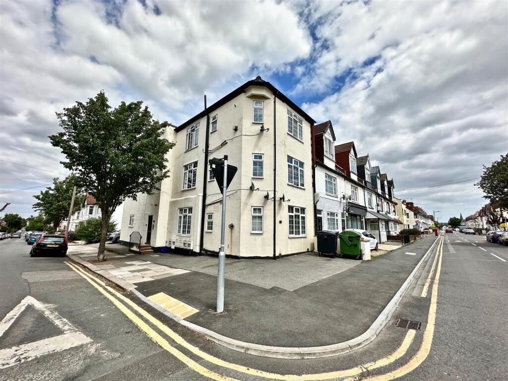 1 bed 1st Floor Flat for rent in Southend-on-Sea. From Scott & Stapleton - Leigh-on-Sea 1 bed 1st Floor Flat for rent in Southend-on-Sea. From Scott & Stapleton - Leigh-on-Sea