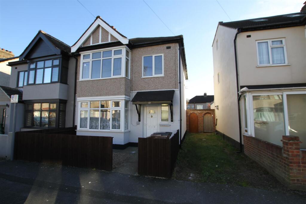 3 bed Semi Detached for rent in Dagenham. From Scott & Stapleton - Leigh-on-Sea