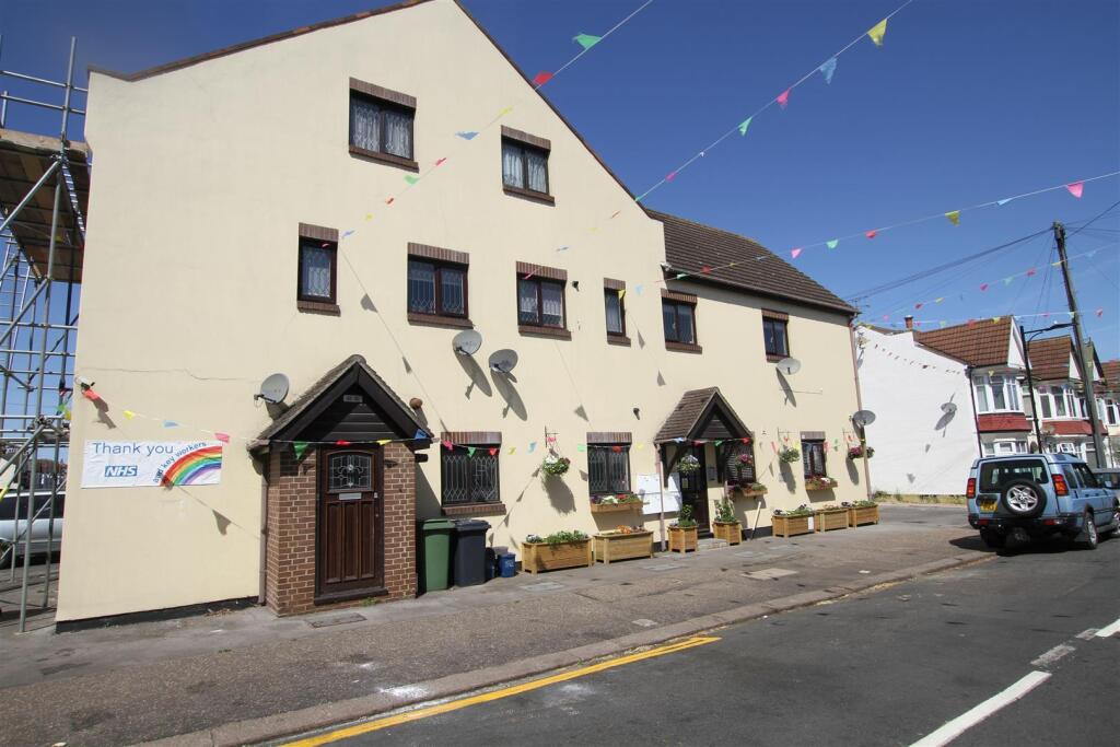 1 bed 1st Floor Flat for rent in Southend-on-Sea. From Scott & Stapleton - Leigh-on-Sea