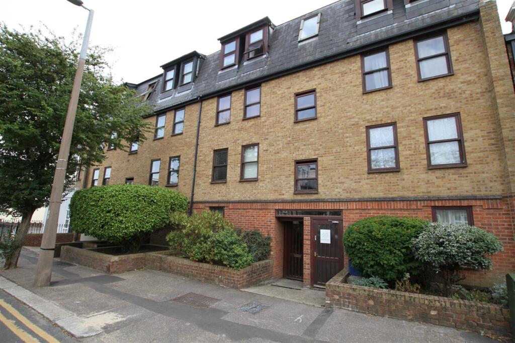 1 bed 1st Floor Flat for rent in Hadleigh. From Scott & Stapleton - Leigh-on-Sea