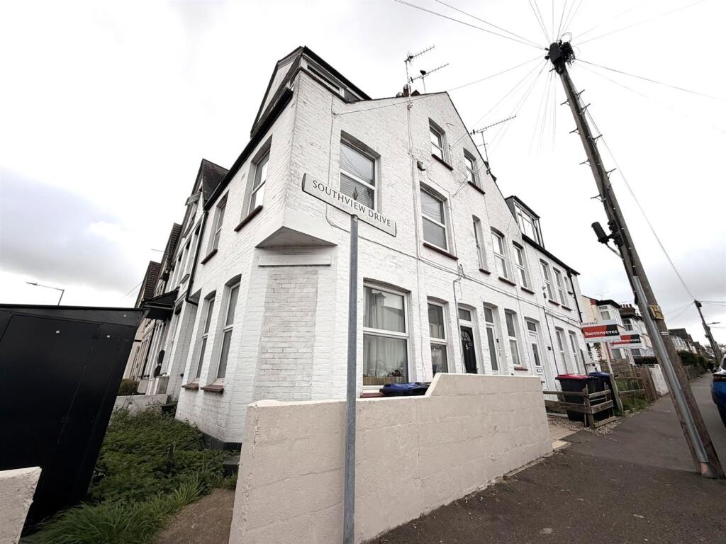 2 bed 1st Floor Flat for rent in Southend-on-Sea. From Scott & Stapleton - Leigh-on-Sea