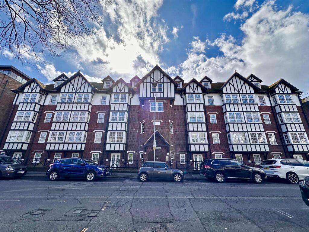 2 bed 1st Floor Flat for rent in Southend-on-Sea. From Scott & Stapleton - Leigh-on-Sea