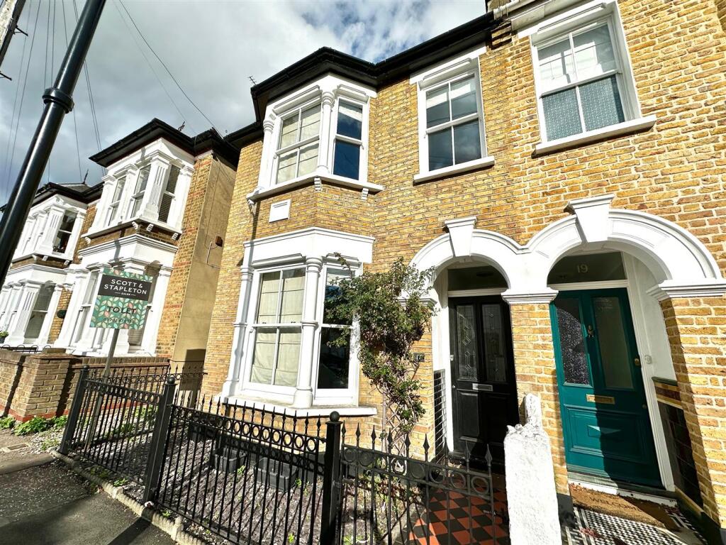 3 bed Semi Detached for rent in Hadleigh. From Scott & Stapleton - Leigh-on-Sea