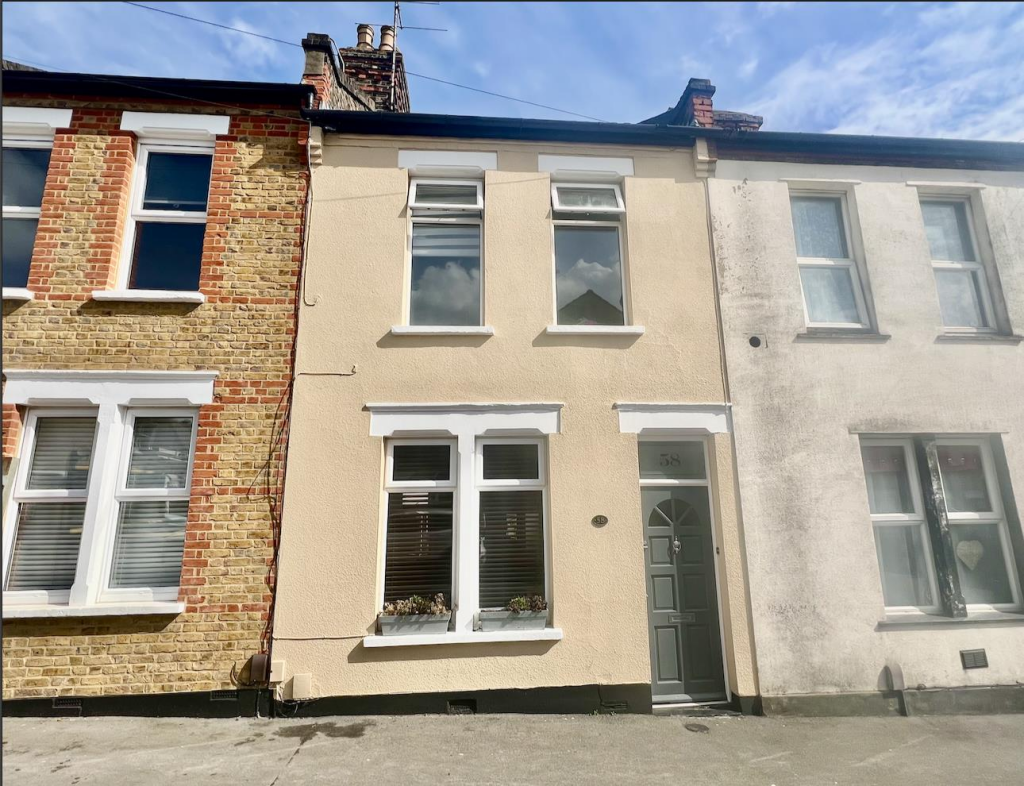 2 bed Mid Terraced House for rent in Southend-on-Sea. From Scott & Stapleton - Leigh-on-Sea 2 bed Mid Terraced House for rent in Southend-on-Sea. From Scott & Stapleton - Leigh-on-Sea