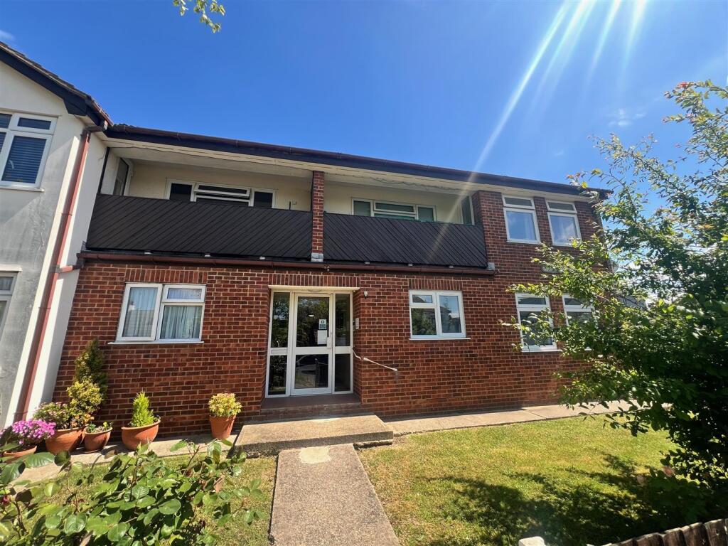2 bed 1st Floor Flat for rent in Hadleigh. From Scott & Stapleton - Leigh-on-Sea 2 bed 1st Floor Flat for rent in Hadleigh. From Scott & Stapleton - Leigh-on-Sea