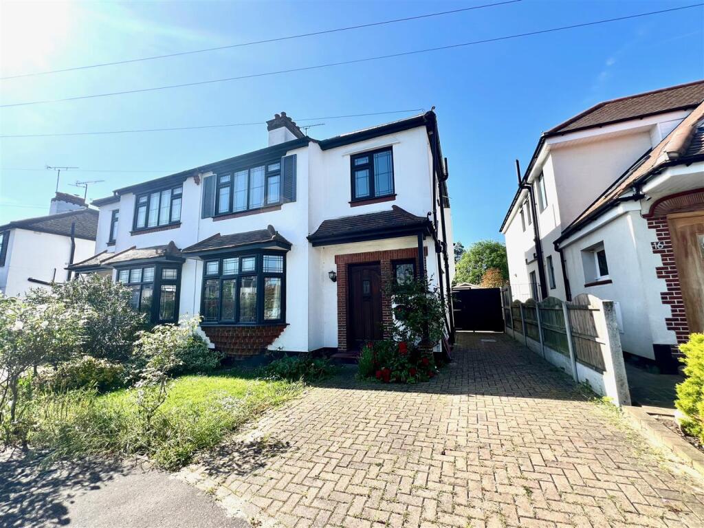 3 bed Semi Detached for rent in Hadleigh. From Scott & Stapleton - Leigh-on-Sea 3 bed Semi Detached for rent in Hadleigh. From Scott & Stapleton - Leigh-on-Sea