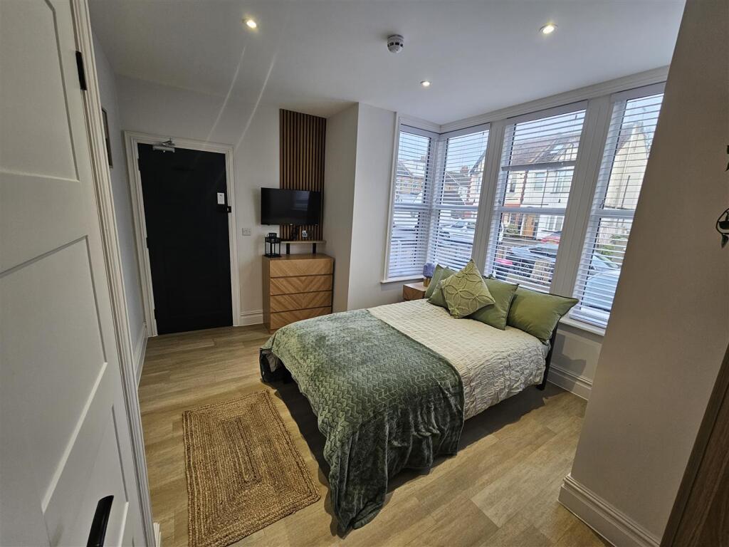 1 bed House Share for rent in Southend-on-Sea. From Scott & Stapleton - Leigh-on-Sea 1 bed House Share for rent in Southend-on-Sea. From Scott & Stapleton - Leigh-on-Sea