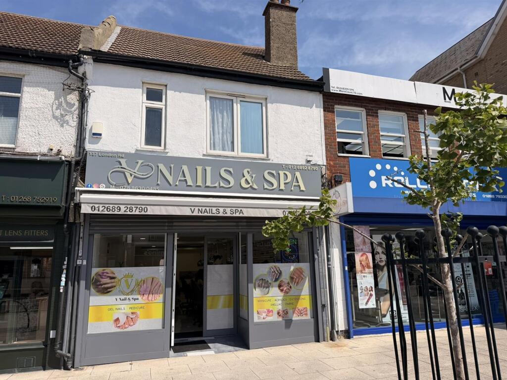 3 bed 1st Floor Flat for rent in Tarpots. From Scott & Stapleton - Leigh-on-Sea